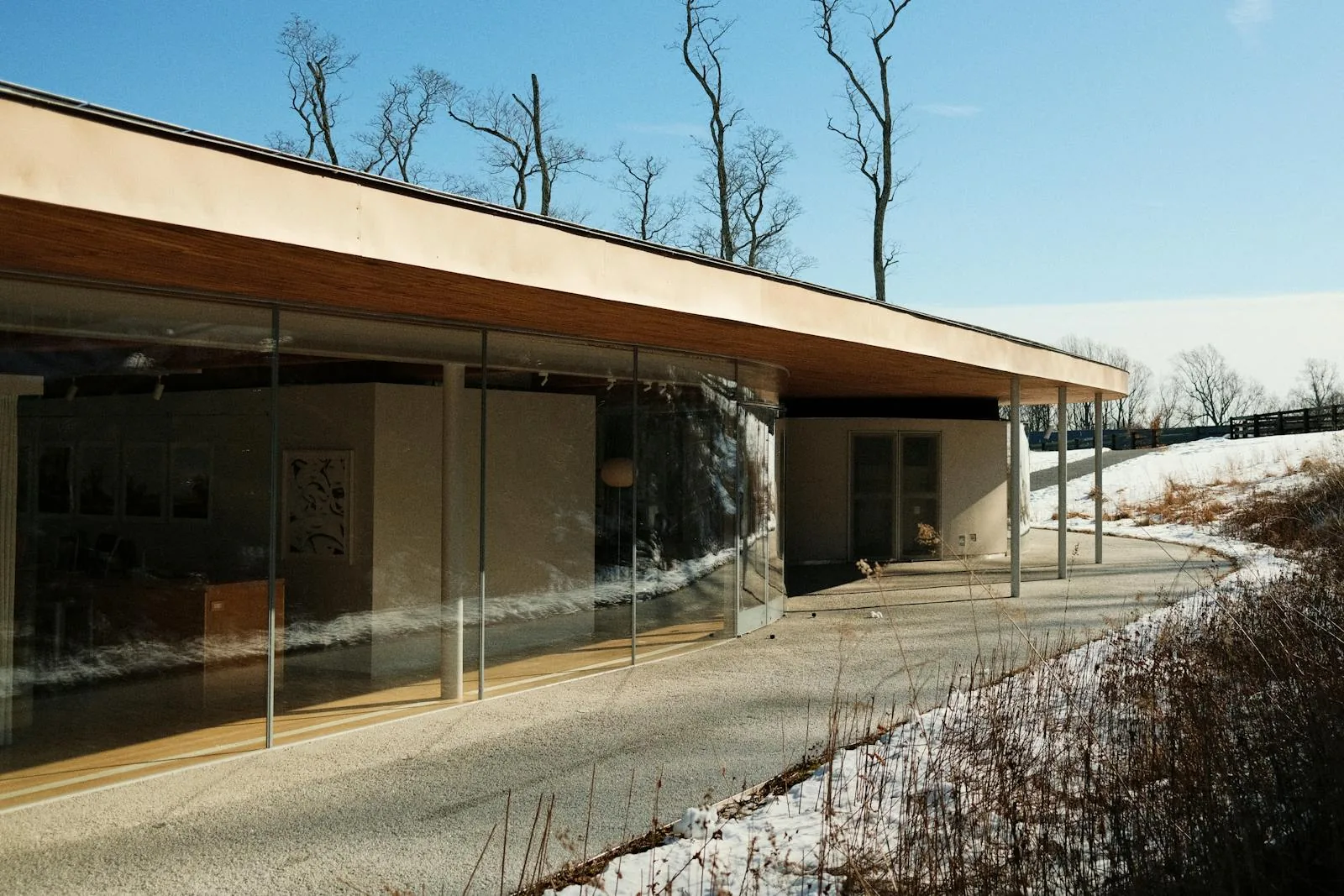 Moderne hus med store glaspartier i nordisk vinterlandskab.
